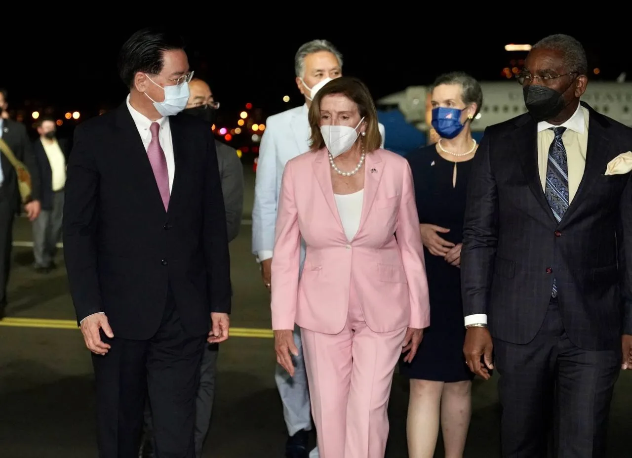 裴洛西身穿一襲粉色西裝，搭配珍珠項鍊，緩緩從訪台專機步下。外交部提供