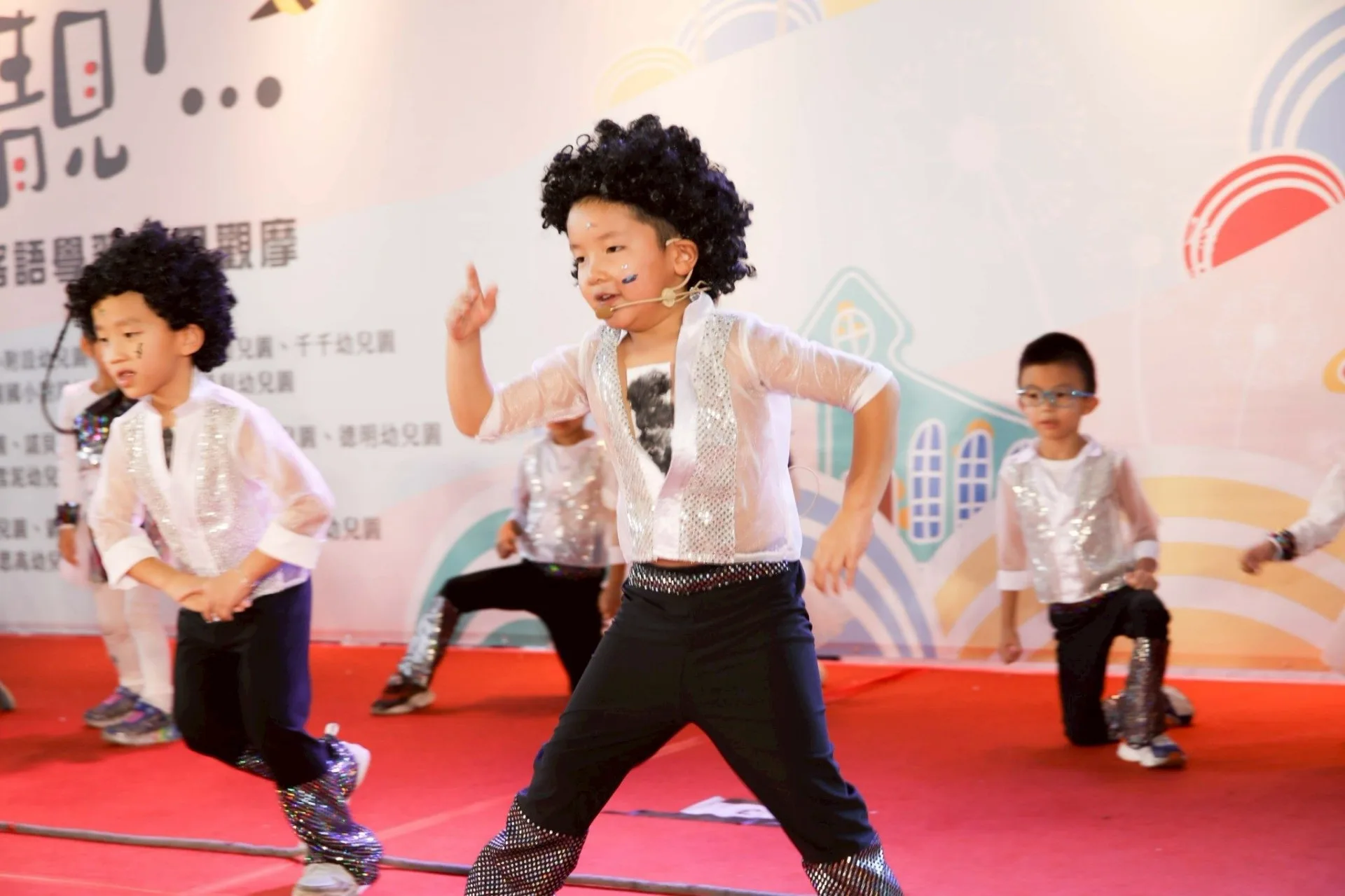27所幼兒園將輪番上臺演出，孩子們穿上充滿海洋風格的服裝，詮釋與海洋相關的客語兒歌，講述客語故事。臺北市政府客家事務委員會提供