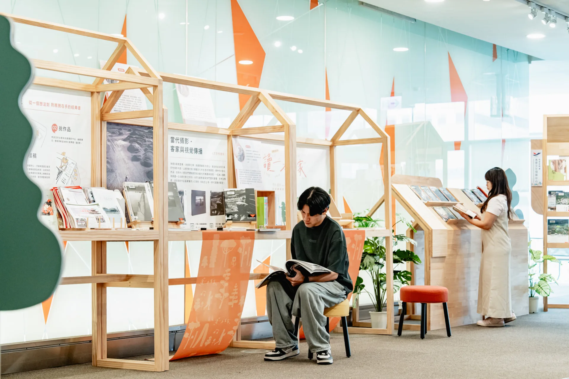 高雄城市書展透過不同視角去探討文化及議題，展現閱讀多樣面貌。高雄市立圖書館提供