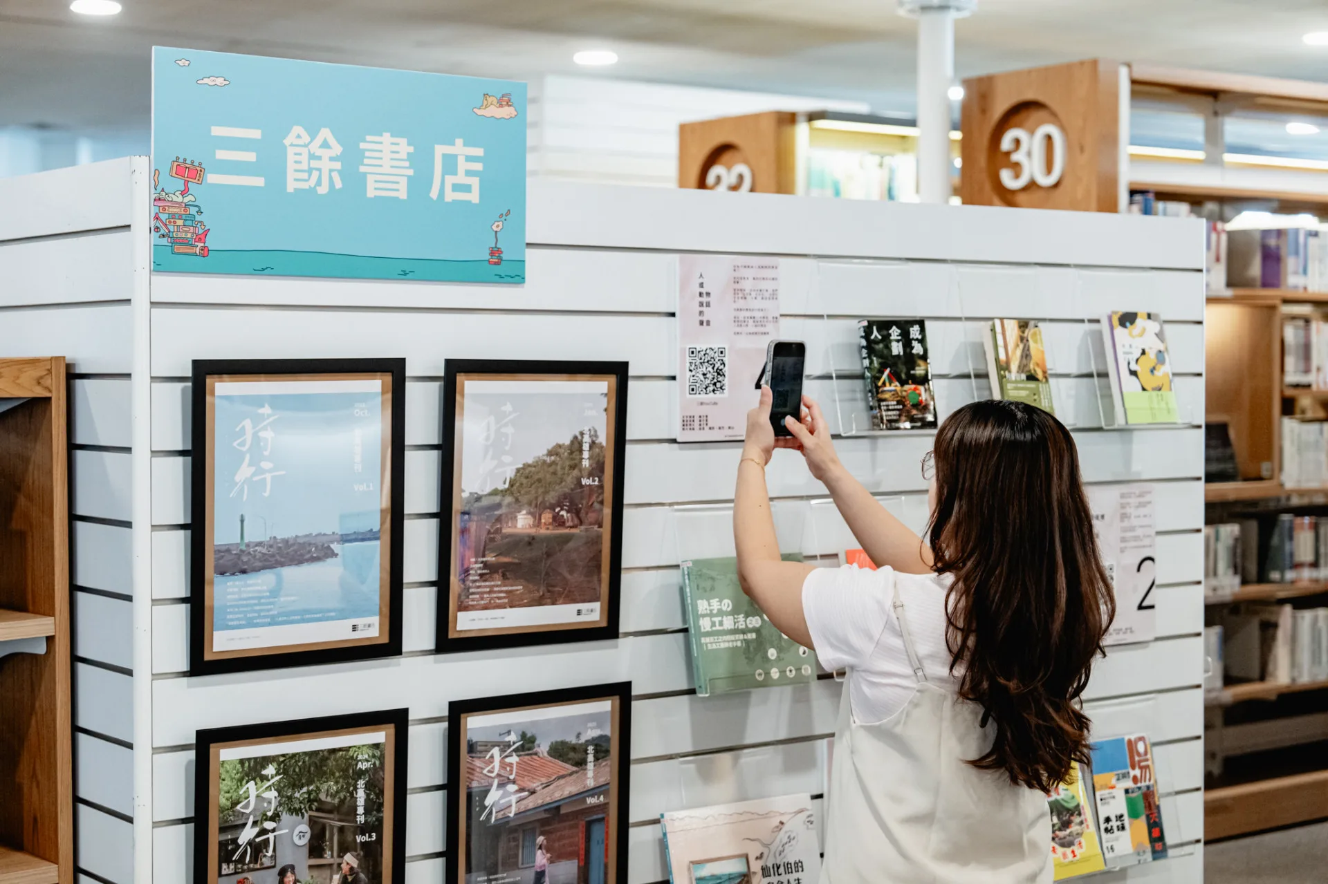 高市圖讓讀者不必穿梭巷弄，也能在圖書館裡遇見16 間風格各異的高雄獨立書店。高雄市立圖書館提供