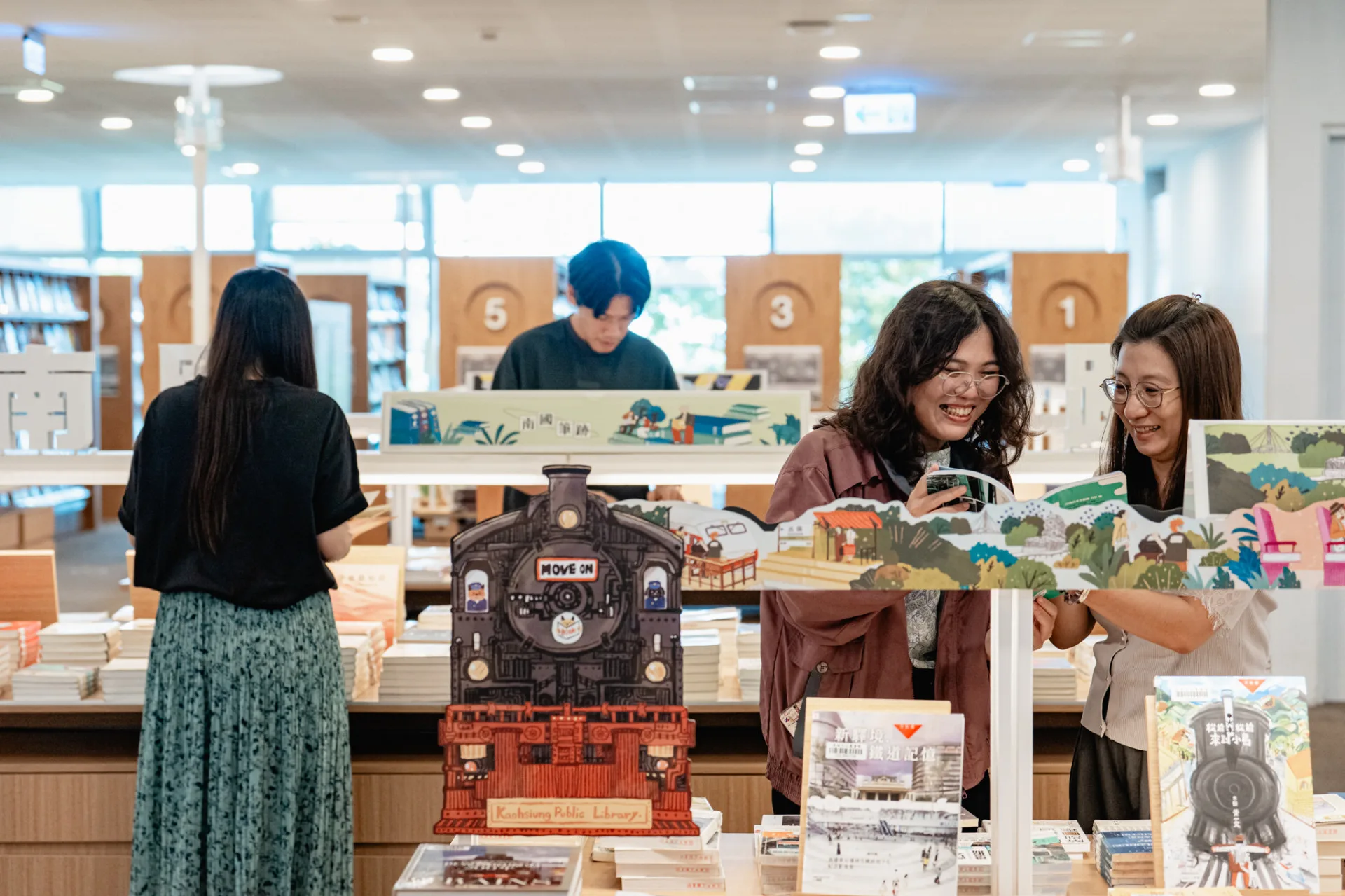 「異地書島」讓讀者不必穿梭巷弄，也能在圖書館裡遇見書店的存在感。高雄市立圖書館提供