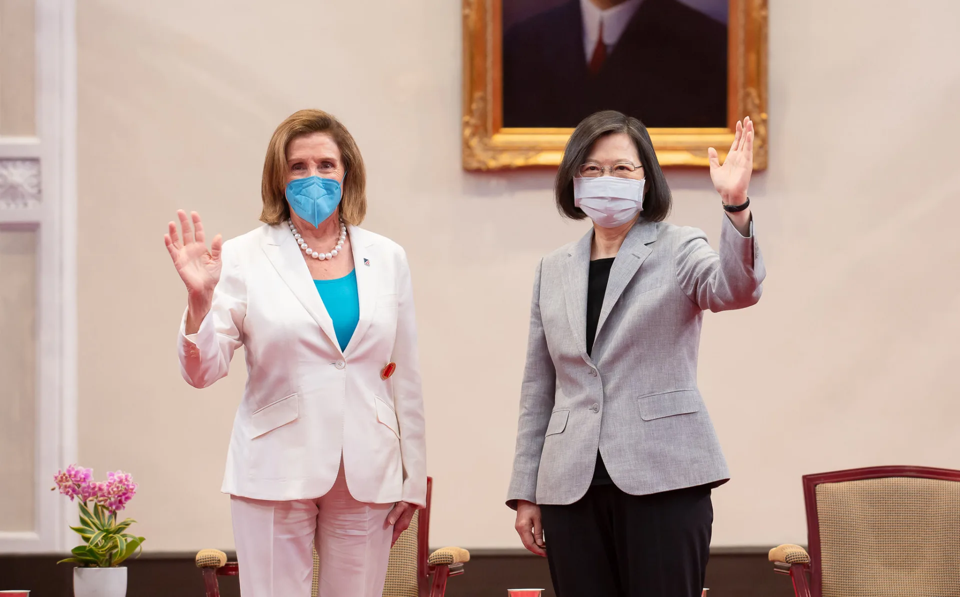 時任美國駐中大使伯恩斯（Nicholas Burns）說，美國國會的一位政治官員訪台，本身並不會造成任何不穩定。圖為裴洛西與時任總統蔡英文合影。總統府提供