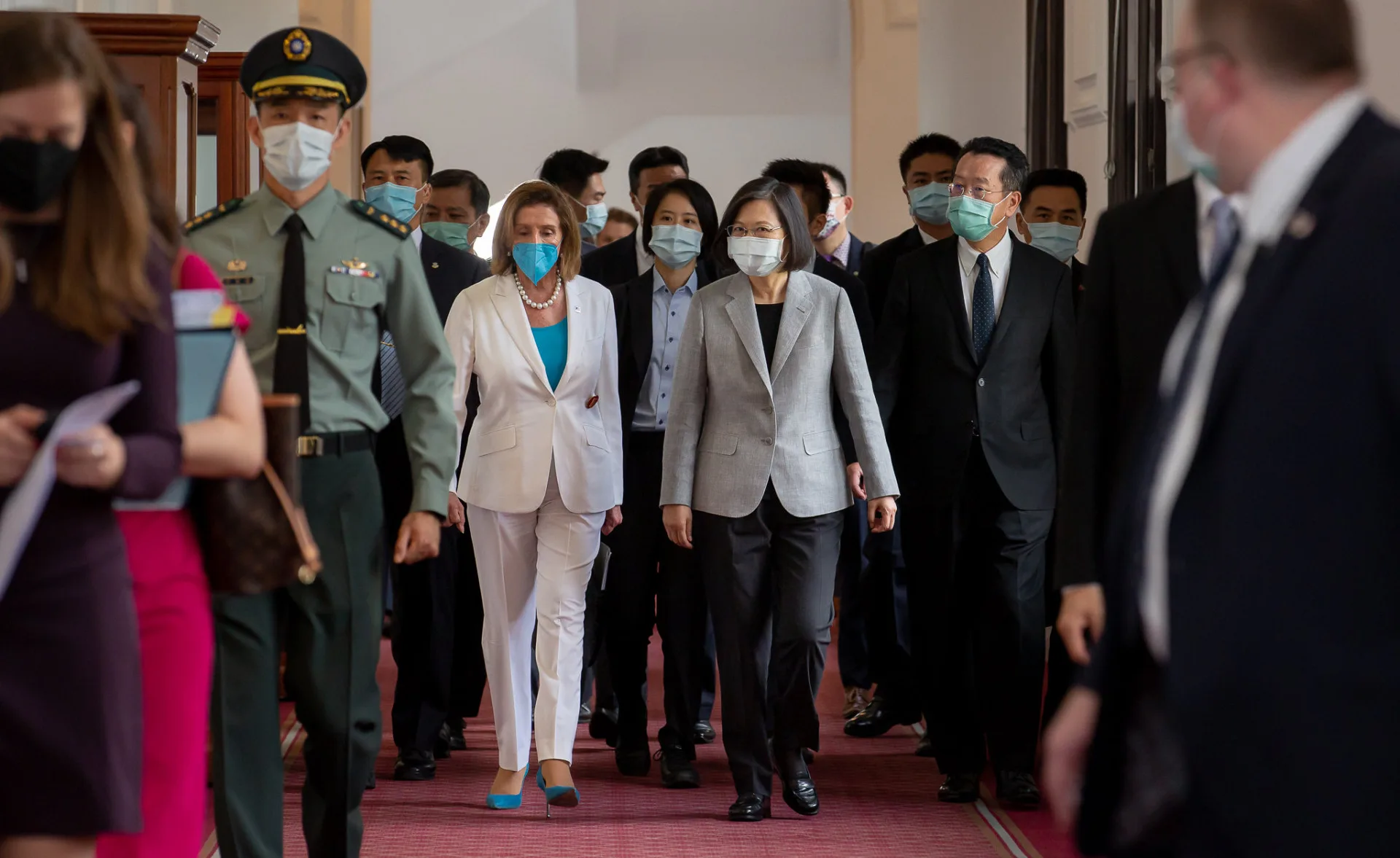 時任美國駐中大使伯恩斯（Nicholas Burns）說，美國國會的一位政治官員訪台，本身並不會造成任何不穩定。圖為裴洛西步入總統府。總統府提供