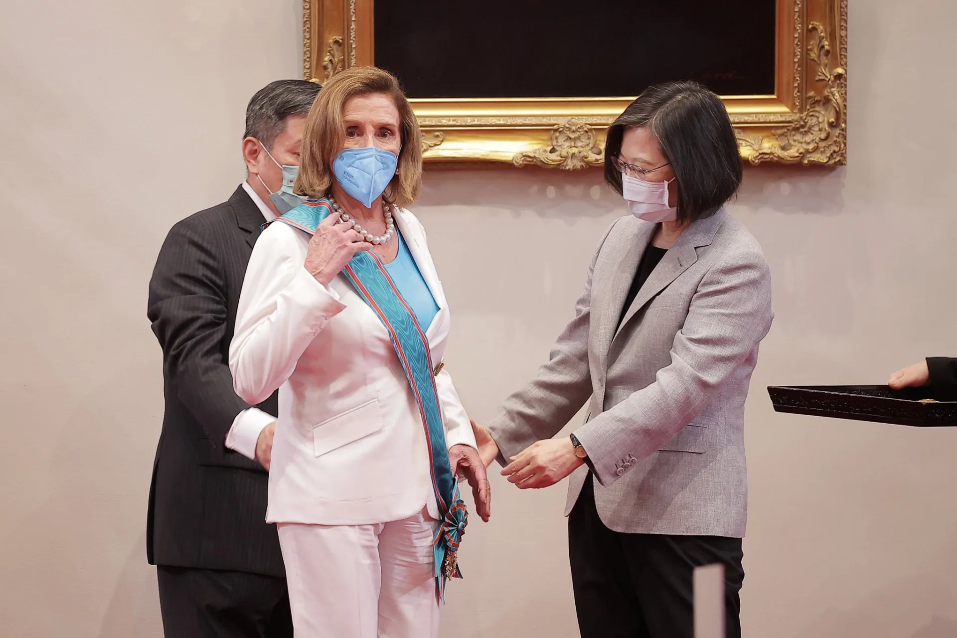 感謝影片驚喜出現時任總統蔡英文在府內頒贈「特種大綬卿雲勳章」的畫面。總統府提供