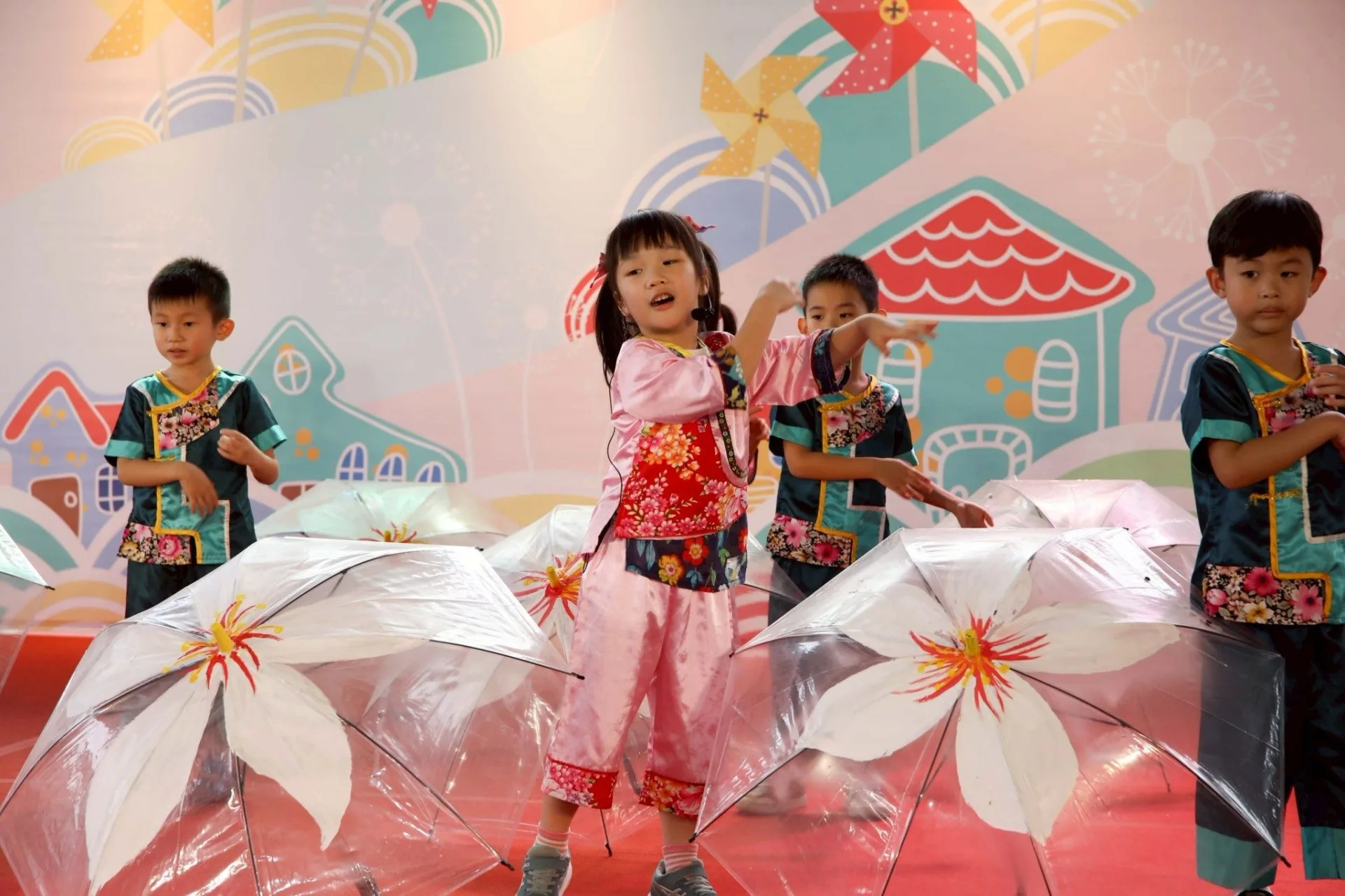 27所幼兒園將輪番上臺演出，孩子們穿上充滿海洋風格的服裝，詮釋與海洋相關的客語兒歌，講述客語故事。臺北市政府客家事務委員會提供