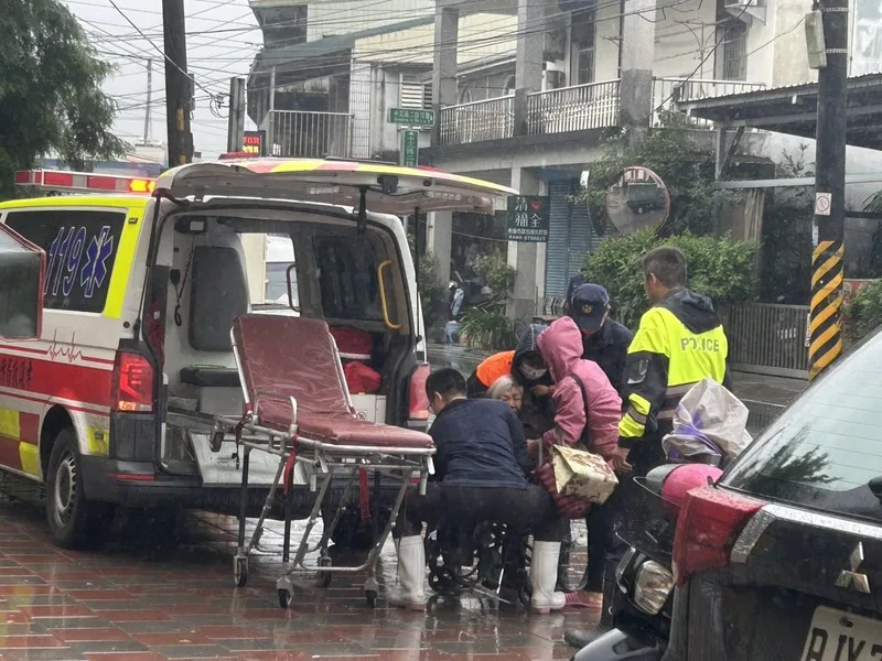 颱風鳳凰逼近，馬太鞍溪堰塞湖水位紅色警戒，弱勢、行動不便者由消防或救護車協助撤離至收容處所避難。花蓮縣警察局提供