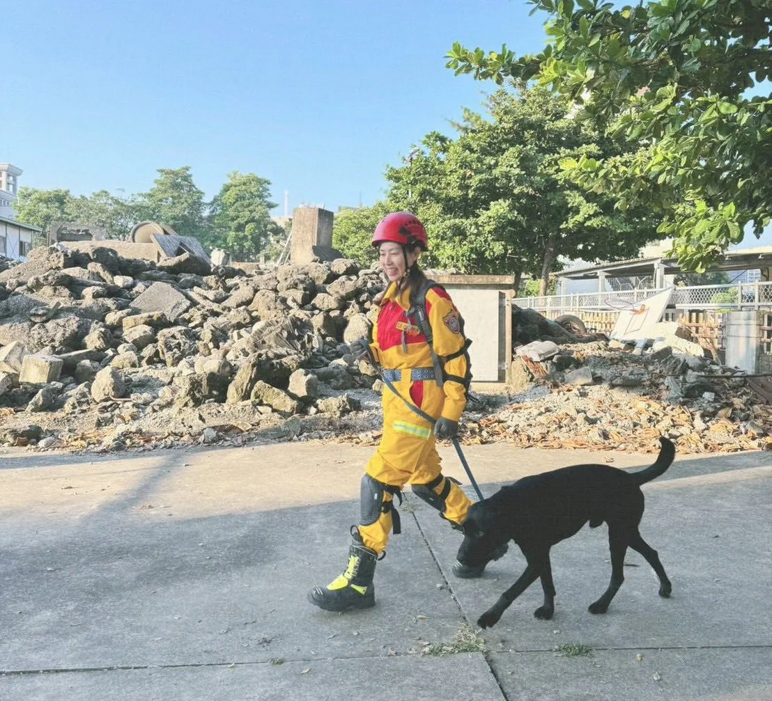 領犬員小隊長羅竹君表示，Clint在面對複雜地形時仍能冷靜搜尋。基隆市政府提供