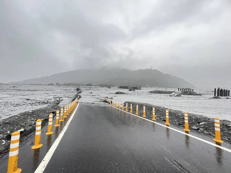 馬太鞍溪水漫過河床淹沒台9線231公里附近車道,馬太鞍溪的溪底涵管便道全部淹沒在洪水中,公路局11日表示,目前洪流持續中,待水退後即進行實際災況調查。<br />公路局東區養護工程分局提供