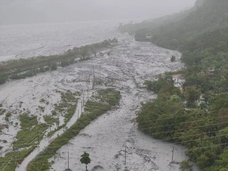 受颱風外圍環流及東北季風影響，花蓮馬太鞍溪水暴漲，從左岸無堤防處沖入萬榮鄉明利村。民眾提供