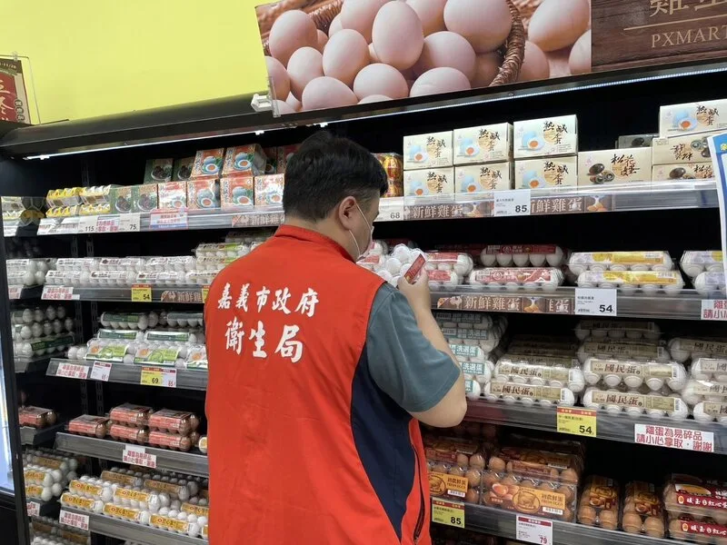嘉義市政府衛生局協助追查檢出農藥殘留芬普尼雞蛋流向，稽查20家次，經查全聯總公司回報進貨「富翁洗選蛋」20盒均已售罄。圖為衛生局人員稽查下架回收情形。嘉義縣政府提供
