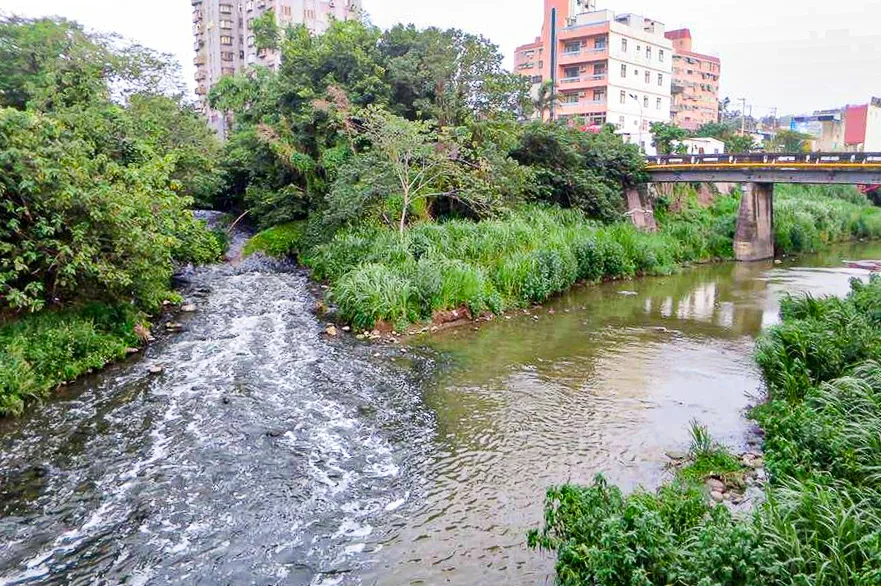 新竹科學園區每天二十萬噸污水，從客雅溪排進香山海岸，二邊來水一黑一白，政府卻無法處理。陳權欣攝