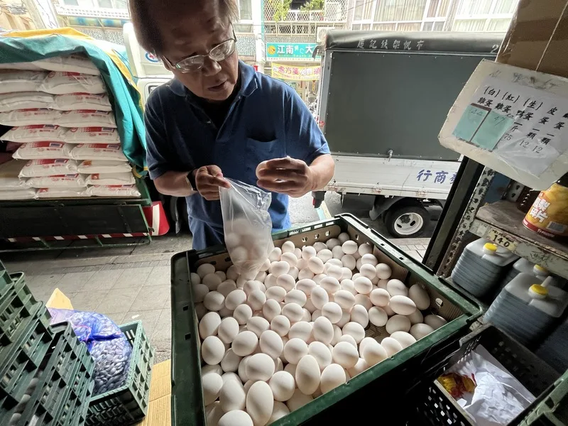 市售雞蛋檢出農藥芬普尼殘留，相關單位已做出應對措施。圖為民眾10日在台北市北投區一家雜糧行挑選雞蛋。中央社