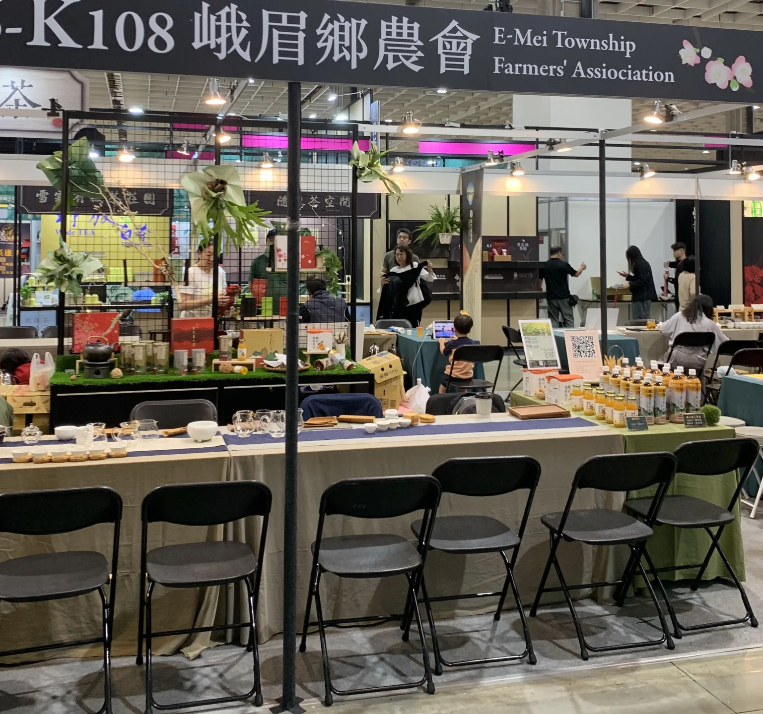 北埔、峨眉山區層巒疊翠、霧氣溫潤，適合茶樹生長。新竹縣政府提供