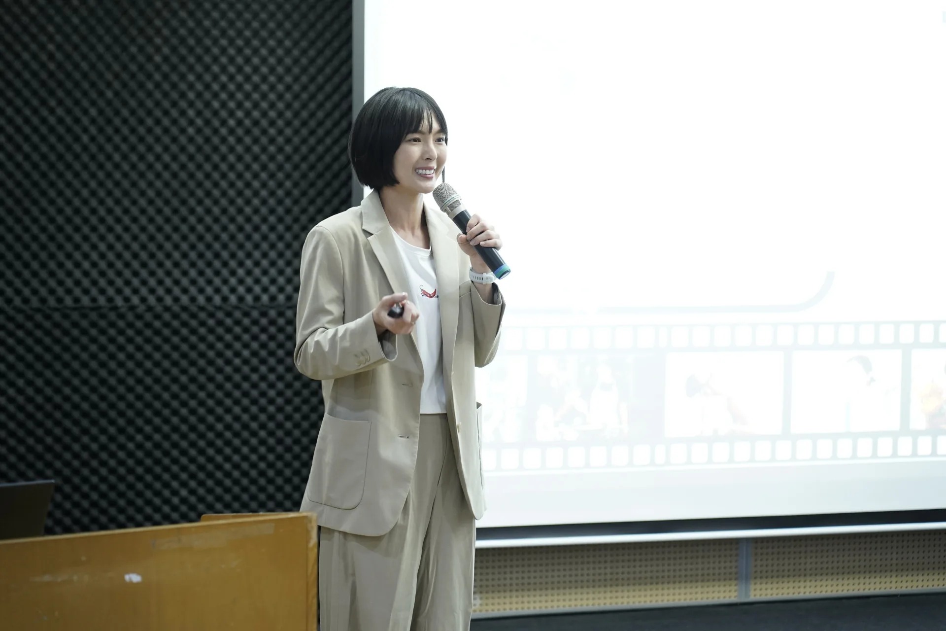 九月份辦理串流培訓講座，邀請講師小豬(黃沐妍)與學員們分享演藝跨域生涯歷程。臺北市政府客家事務委員會提供