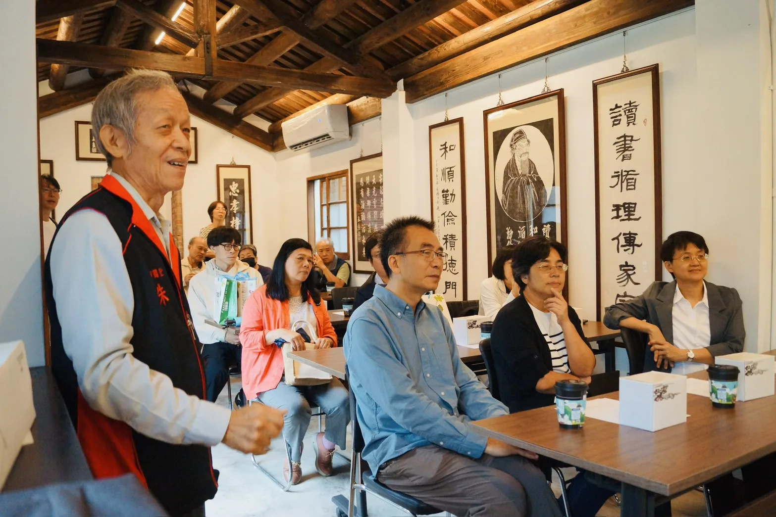 客委會主委古秀妃（右）訪視縣定古蹟朱氏家廟。客家委員會提供