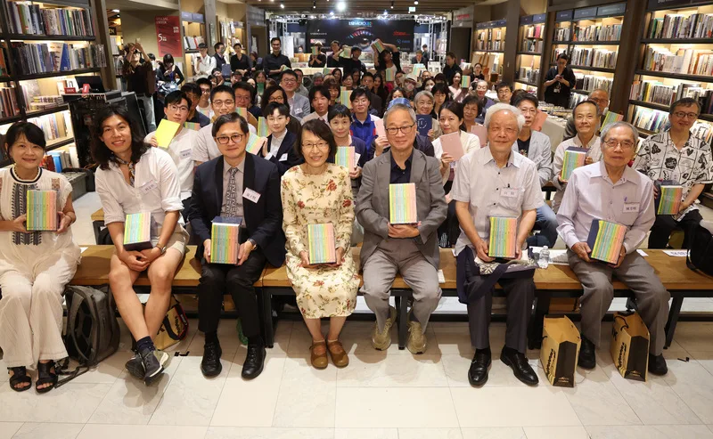 詩人零雨（前中）的《零雨作品集》新書發表會12日舉行，文化部長李遠（前右3）、和碩董事長童子賢（前左3）、詩人向陽（前右2）、作家陳芳明（前右1）、歌手羅思容（前左1）等人出席共襄盛舉。