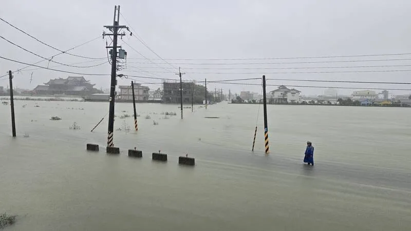 宜蘭縣冬山鄉11日因颱風鳳凰外圍環流影響,雨勢不斷,多處低窪區排水不及淹水,最深處至少60公分。中央社