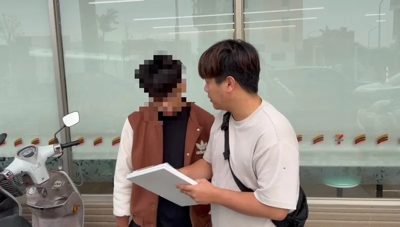 有被害人稱在臉書廣告見「普發一萬元補助」，填寫個人資料後金融卡被騙走；經專案小組蒐證，12日拘提陳姓男子（左）到案。嘉義地檢署提供