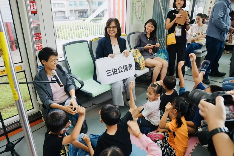 高雄輕軌變身書展舞台　親子在車廂內聆聽客家故事