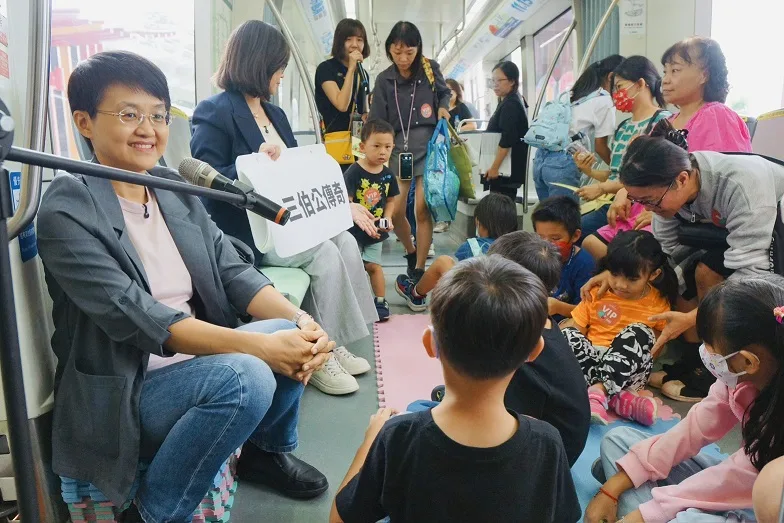 客委會主委古秀妃參與「輕軌列車的故事時刻」活動，化身「說故事姐」。客家委員會提供