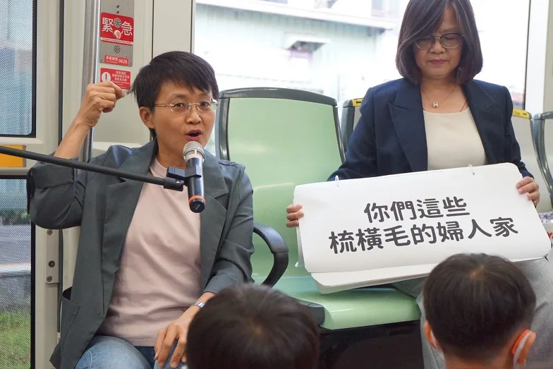 客委會主委古秀妃參與「輕軌列車的故事時刻」活動，化身「說故事姐」，與小朋友講客。客家委員會提供