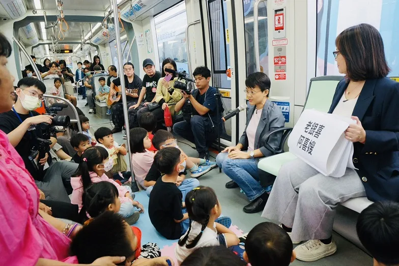 「輕軌列車的故事時刻」活動圖現場小朋友聽得津津有味。客家委員會提供