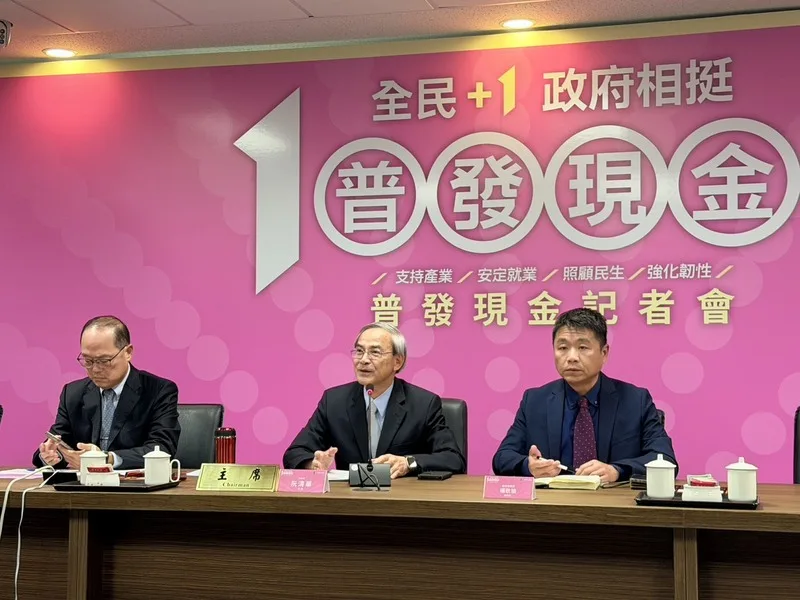 財政部14日舉行普發現金ATM領現宣導記者會，圖為金管會主秘林志吉（左）、財政部次長阮清華（中）、數發部數位政府司副司長楊耿瑜（右）。中央
