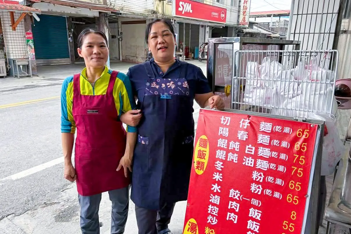 越南新住民姊妹鄧氏眉(左)與吳虹娥(右)經營的曉慧麵店重新開張。李美玲提供