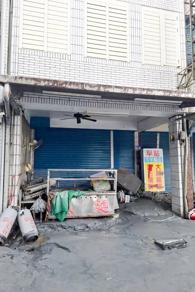曉慧麵店受到馬太鞍溪堰塞湖災情影響,一樓店面被淹去大半。李美玲提供
