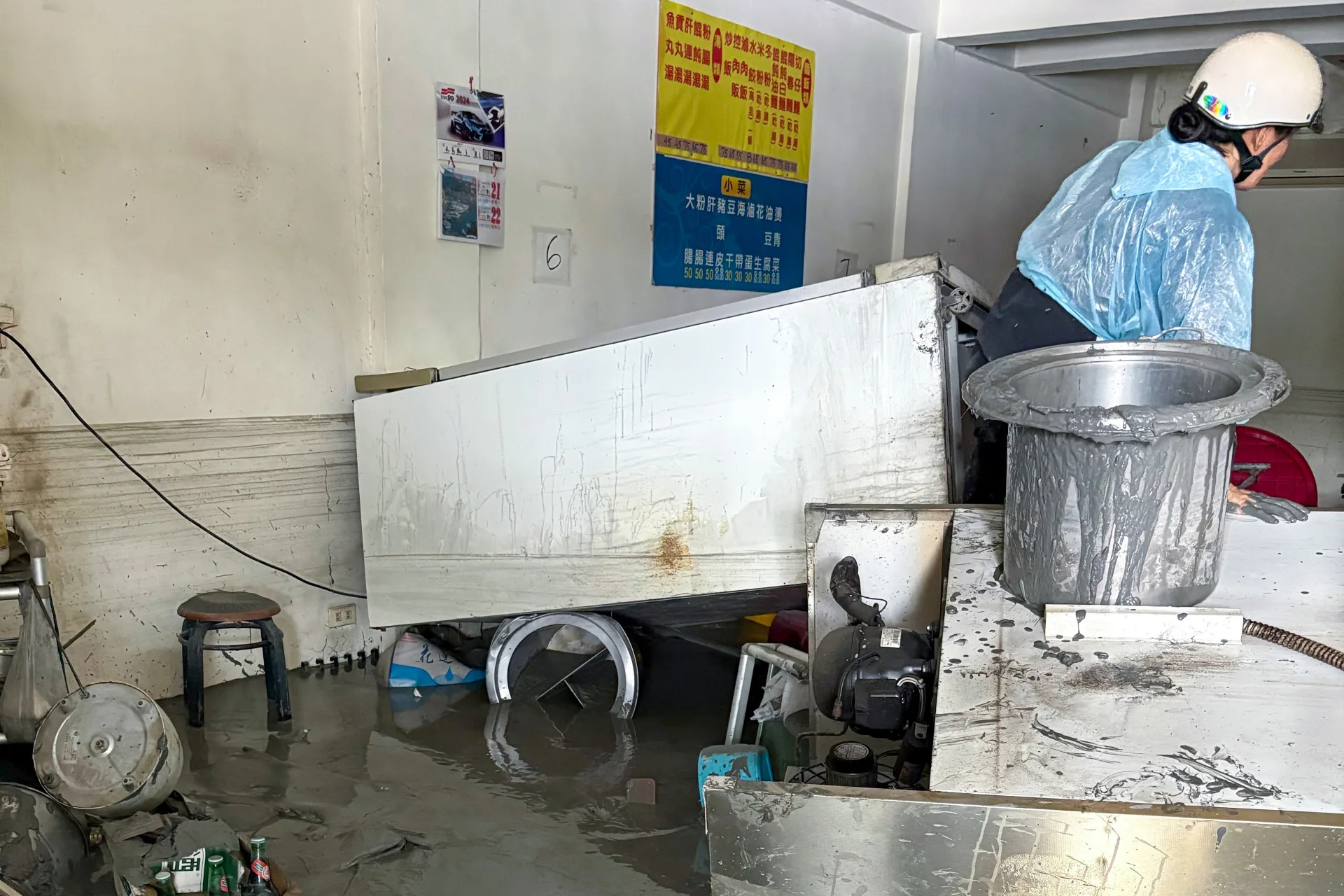 曉慧麵店受到馬太鞍溪堰塞湖災情影響,一樓店面被淹去大半。李美玲提供
