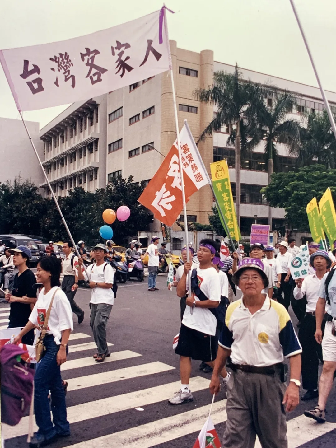 2001年林一雄老師（著黃白領上衣者）參加台灣正名大遊行。邱萬興提供