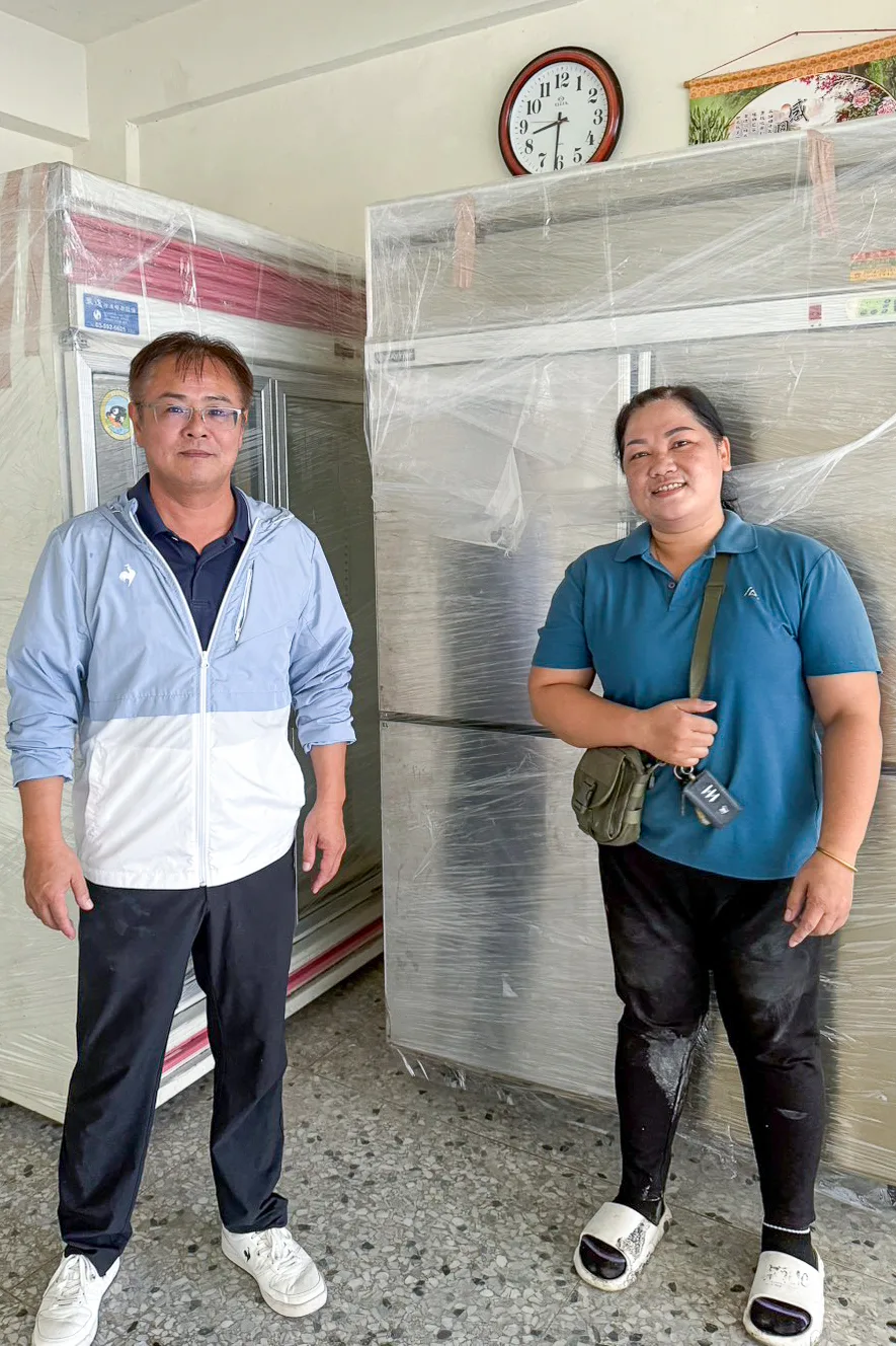 客家委員會委員鄭香浩募集兩台冰箱,親自送至光復鄉曉慧麵店。李美玲提供