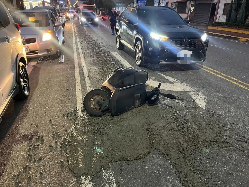 1輛預拌混凝土車17日傍晚行經苗栗縣銅鑼鄉苗128線與中興路口,掉落一大坨混凝土,導致後方機車騎士閃避不及摔車受傷。警方提供