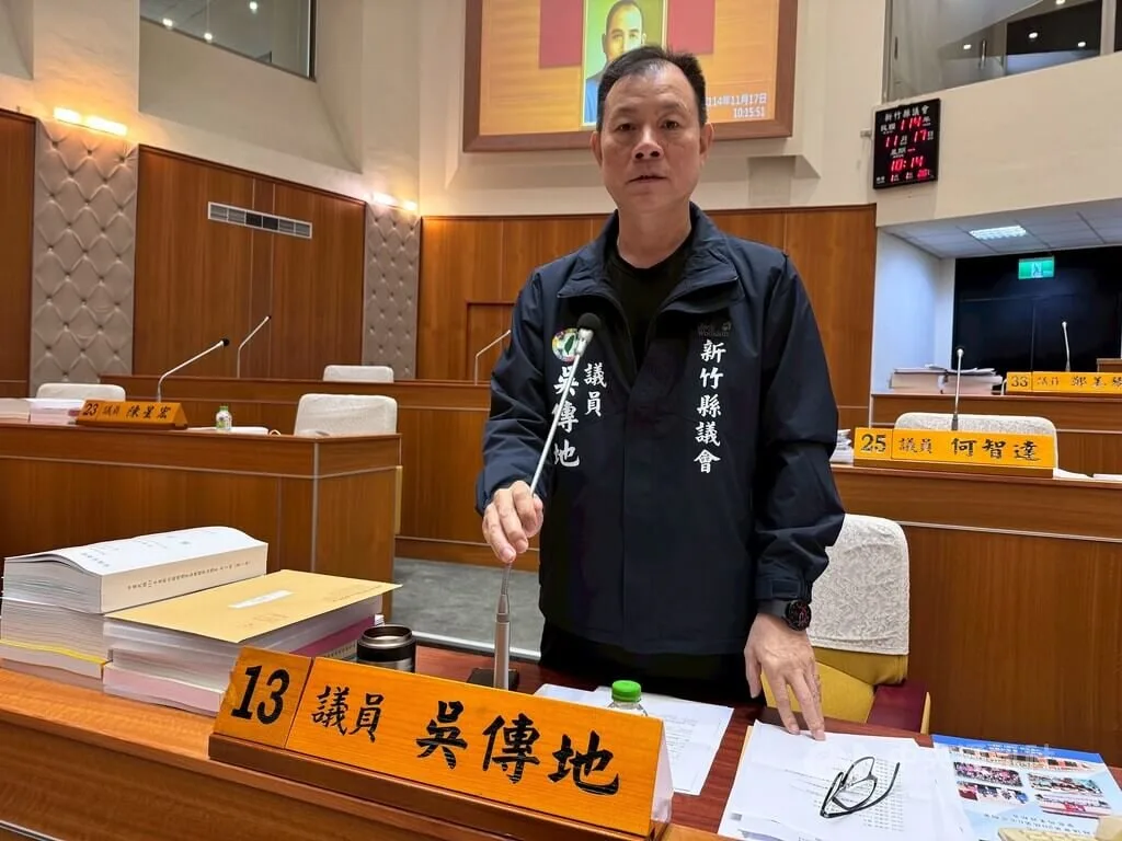 新竹縣議員吳傳地17日質詢表示，新豐鄉1處家俱回收廠堆置大量廢棄床墊，7年內發生3次火警，居民盼遷移。中央社