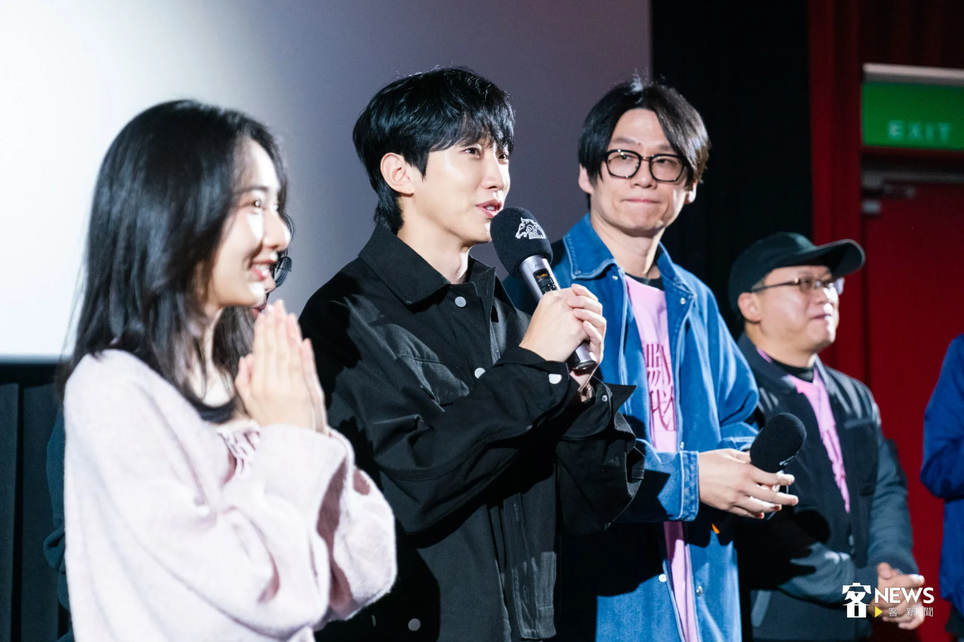 振永(左二)與李沐(左一)合唱片尾曲,2人溫暖嗓音,感動在場的影迷朋友。朱愷元攝