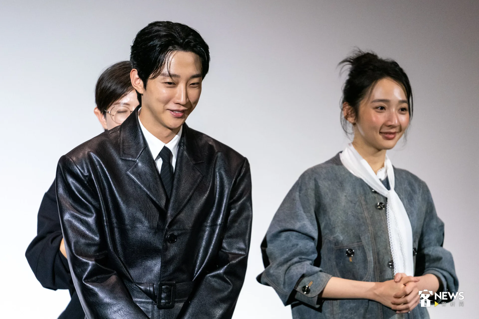 金馬影展《那張照片裡的我們》於昨（17）晚舉行世界首映，映後邀請觀眾發問，有人問演員學客語的過程，李沐自曝「從零學很難」宋柏緯則是「告白」振永，稱兩人對戲時，被振永的側臉帥到。朱愷元攝