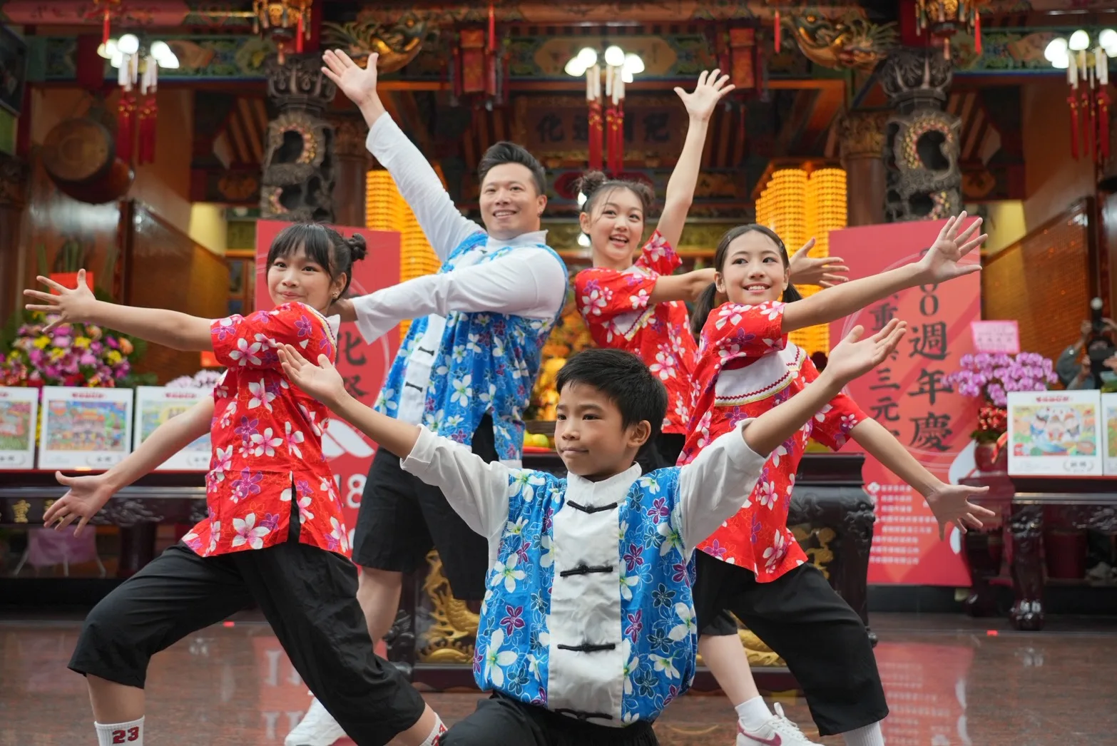 由桃園在地青年舞團 「鐵四帝文化藝術創意團隊」帶來精彩開場演出，為2025桃園三界爺文化祭揭開熱鬧序幕。桃園市客家局提供