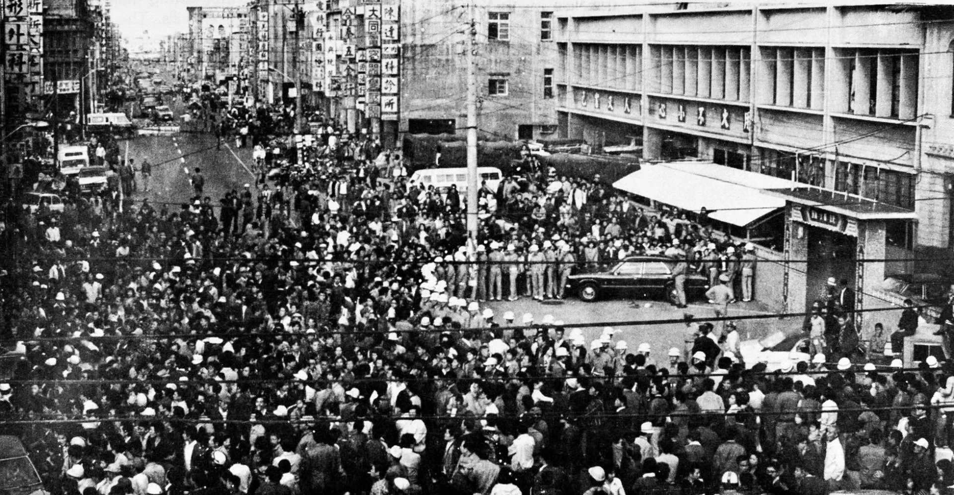 1977年11月19日下午,包圍中壢警察分局的消息傳開,各鄉鎮群眾蜂湧而至。張富忠攝影/提供