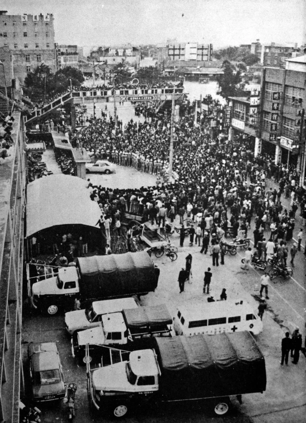 1977年11月19日,桃園縣長選舉因作票案引發「中壢事件」,不滿群眾包圍中壢警察分局,後來燒毀警車。張富忠攝影/提供