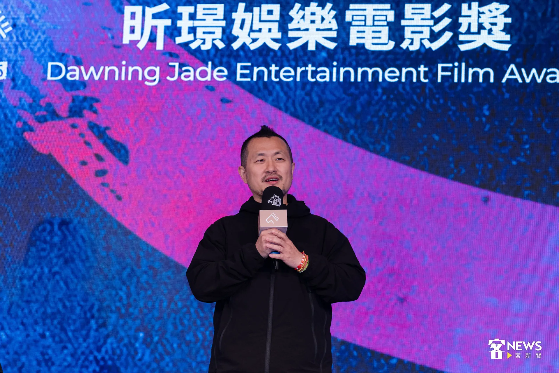 九把刀上台笑喊:「第一次改編別人的作品,很希望作者能夠祝福,也感謝媽祖保佑。」。朱愷元攝