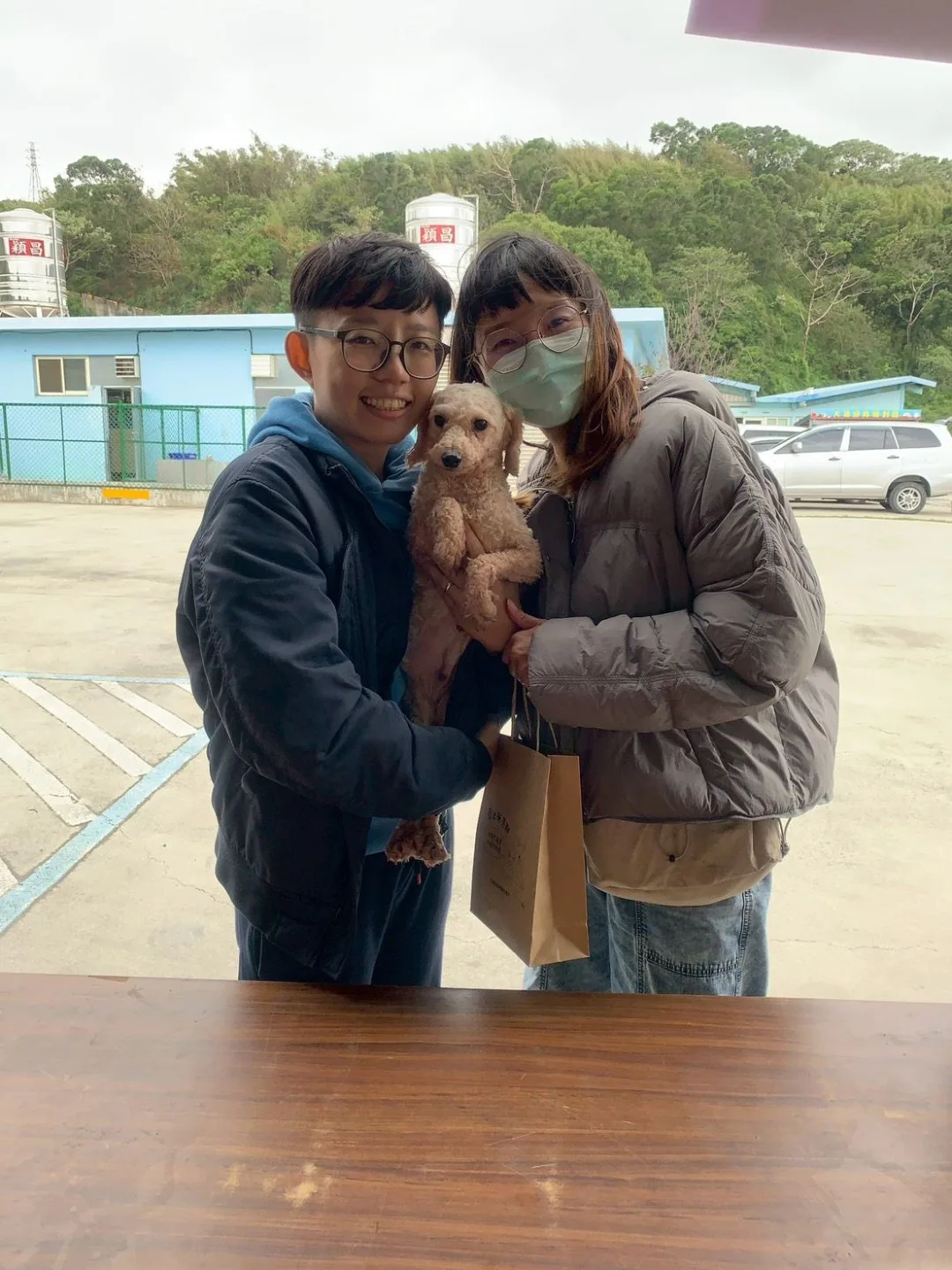 新飼主抱著剛認養的狗狗。苗縣府提供