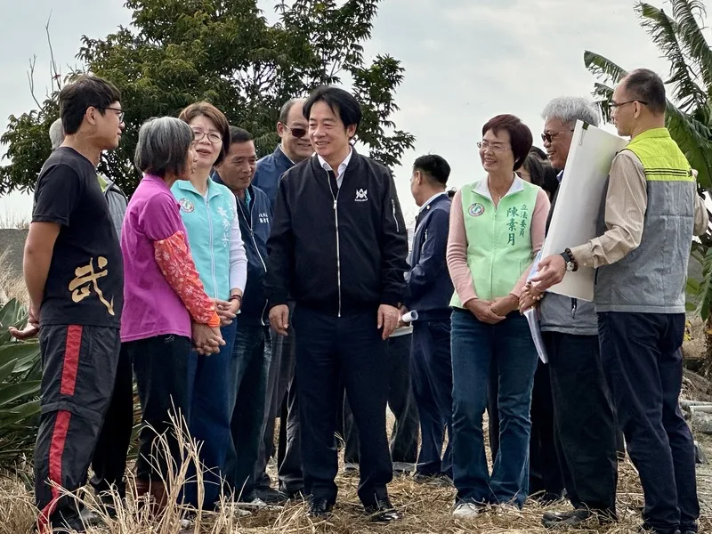 總統賴清德(前左4)21日上午在民主進步黨籍立法委員黃秀芳(前左3)及陳素月(前右3)等陪同下,到彰化縣溪州鄉關心公地放領政策執行情形。中央社