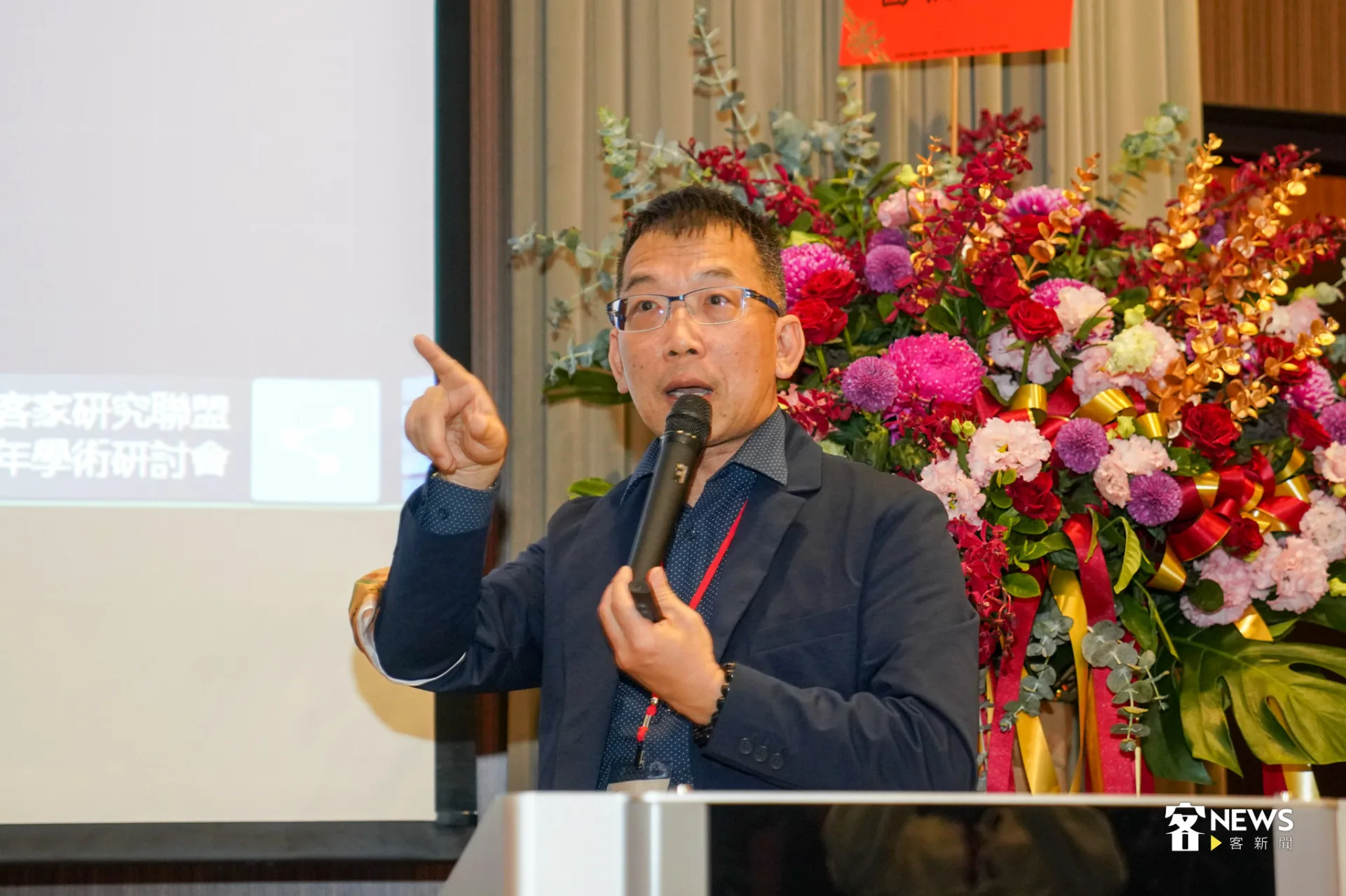 聯合大學文化創意與數位行銷學系助理教授鍾雄秀,從技術與文化兩個層面分享客家元宇宙。蔡依璇攝