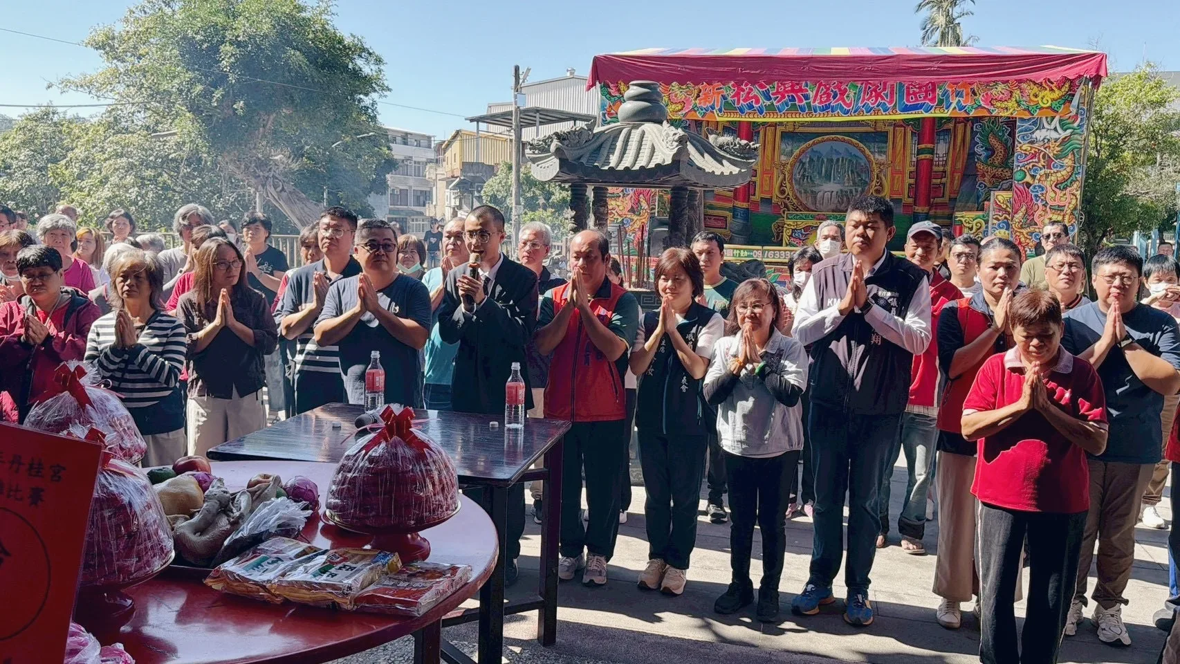 丹桂宮的祭典儀式,都由全台最年輕的客家祭祀先生蔡碧桓(圖中持麥克風者)主持。滾回家提供