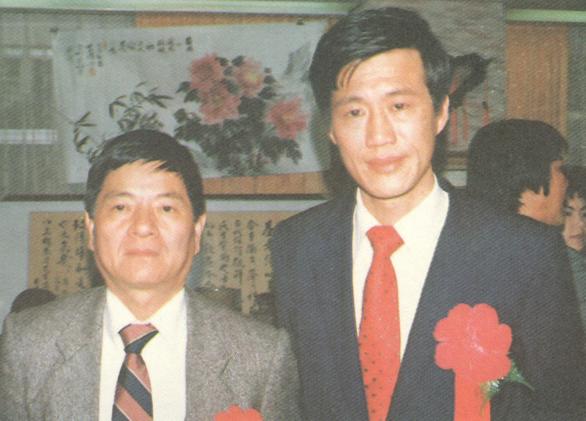 1988年,在台北市中泰賓館參加台北市客家崇正會的會員大會,林一雄(左)與《三台雜誌》社長張致遠(右)合影,他們兩位已經在天上會合了。1988,台北市中泰賓館,楊國鑫攝