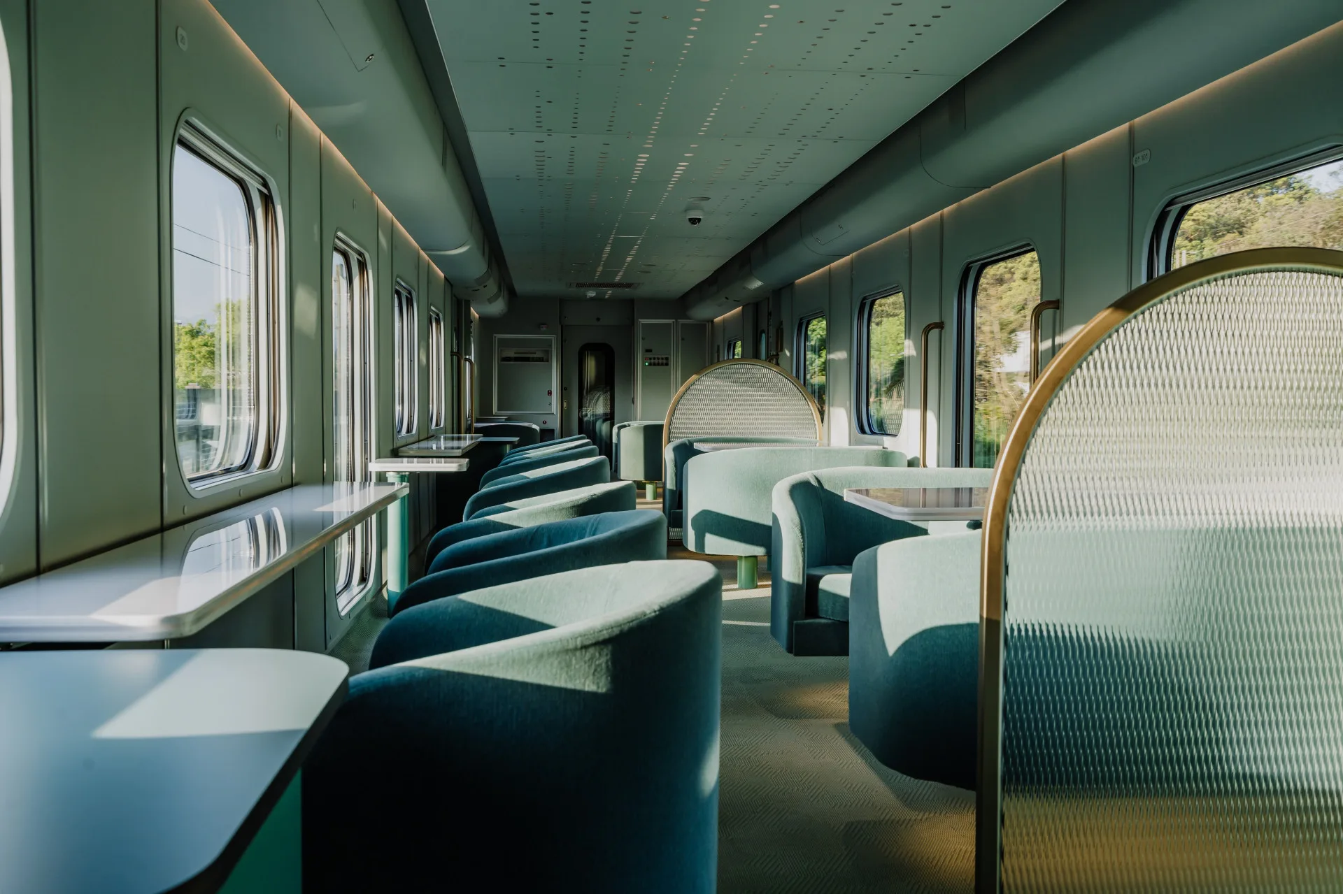 臺鐵海風號與山嵐號觀光列車，榮獲2025金點設計大獎。臺鐵提供