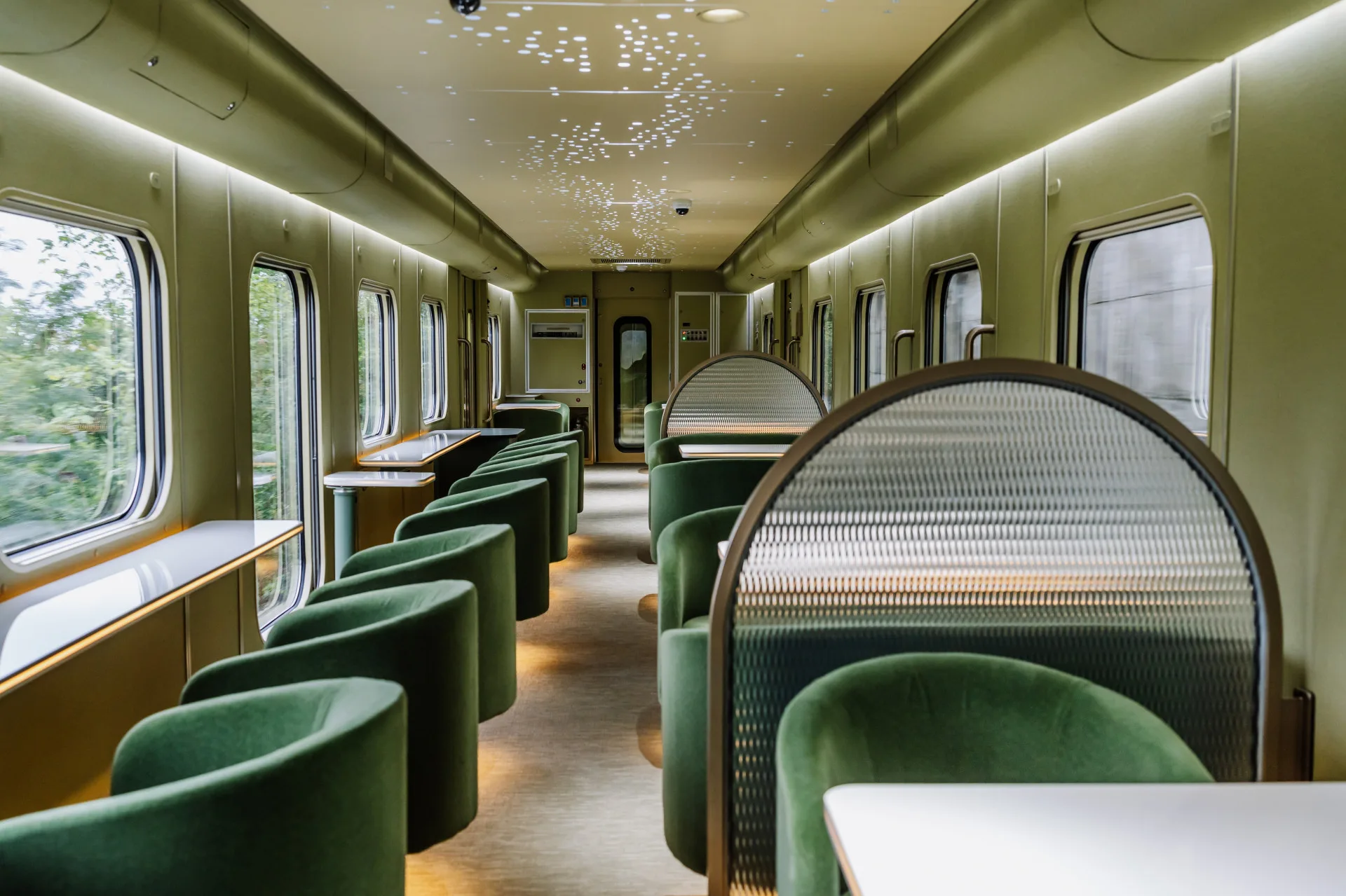 臺鐵海風號與山嵐號觀光列車，榮獲2025金點設計大獎。臺鐵提供