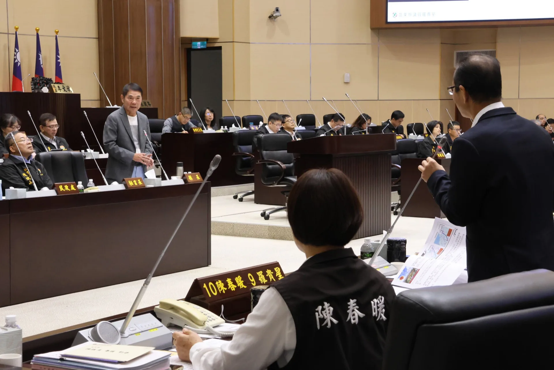 苗栗縣議會今天（26日）進行總質詢議程，議員針對燈會、民生、交通做詢問。苗栗縣政府提供