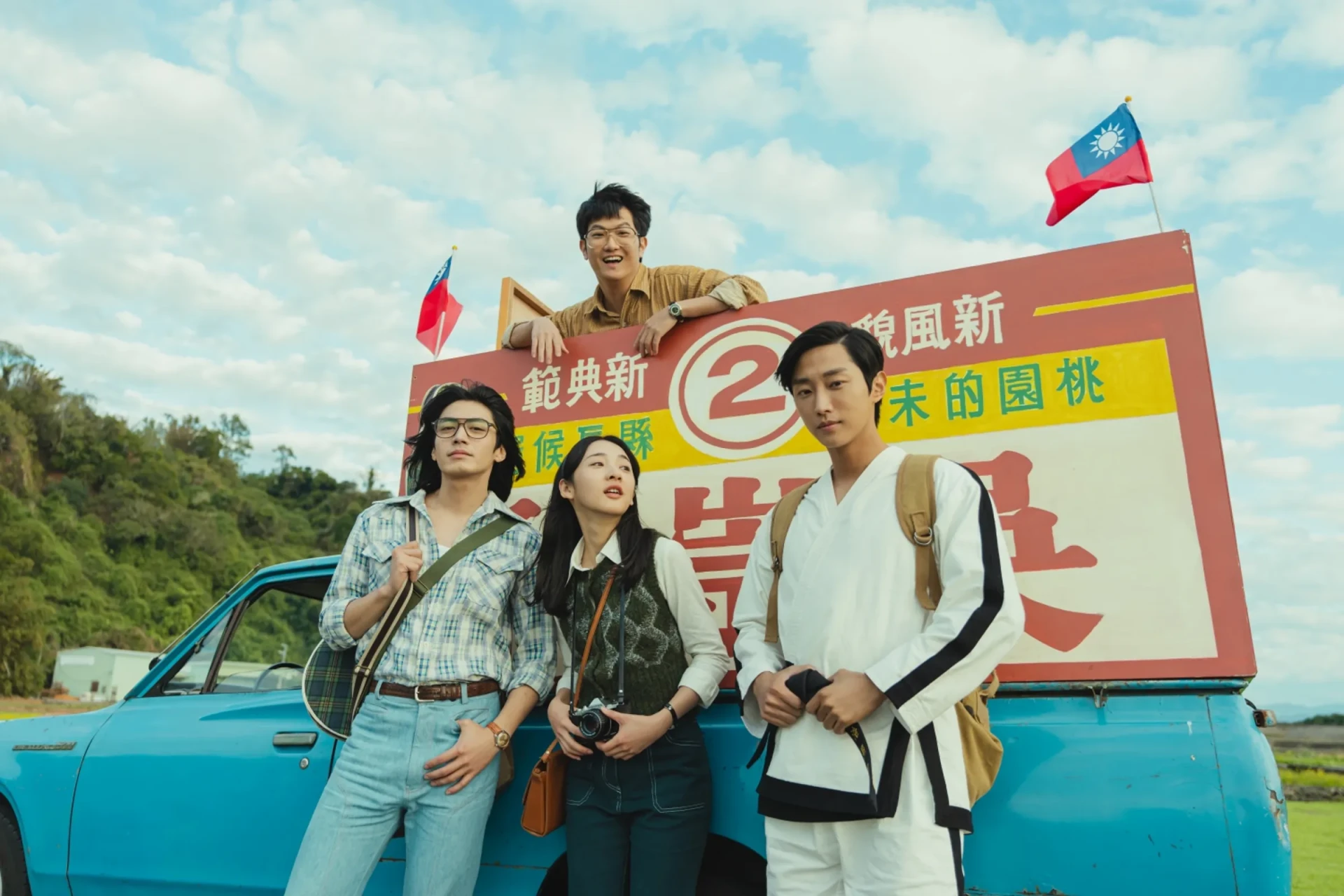 李沐（中）在《那張照片裡的我們》周旋兩男，一邊是振永（右）飾演的韓國跆拳道教練，一邊是宋柏緯（左）飾演陪伴自己長大的青梅竹馬，演出過程中不斷自問：「一個人可以同時愛兩個人嗎？」瀚草文創GrX STUDIO提供