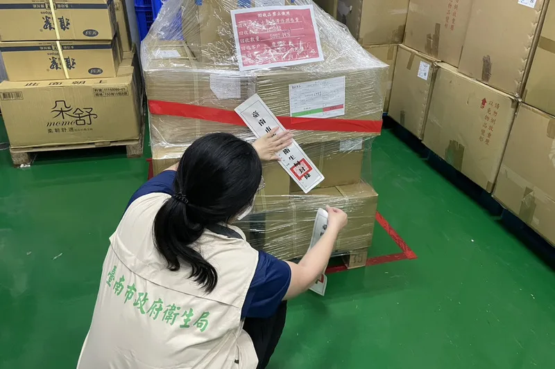 衛生福利部食品藥物管理署24日公布「亦鴻企業有限公司」進口紅色複方原料3批含化粧品禁用色素蘇丹4號，台南市政府衛生局稽查相關業者封存產品。台南市衛生局提供